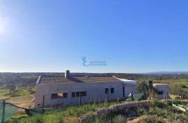 Mixed land for sale with 122.840 m2 and villa T4- Algoz