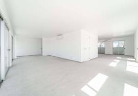 Modern,  4-bedroom apartment with ample terraces