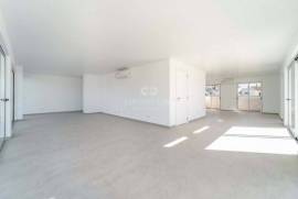 Modern,  4-bedroom apartment with ample terraces