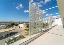Modern,  4-bedroom apartment with ample terraces