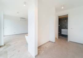 Modern,  4-bedroom apartment with ample terraces