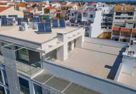 Modern,  4-bedroom apartment with ample terraces