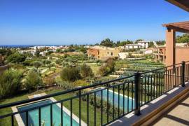 Luxurious 2-bedroom townhouse with private pool and garden