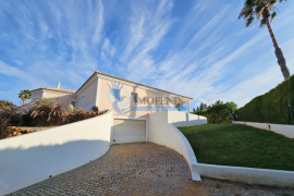 Villa with swimming pool located 100m from Palmares Golf and next to the estuary and beach