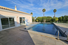 Villa with swimming pool located 100m from Palmares Golf and next to the estuary and beach