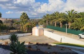 Villa with swimming pool located 100m from Palmares Golf and next to the estuary and beach