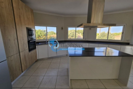 Villa with swimming pool located 100m from Palmares Golf and next to the estuary and beach