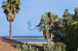 Villa with swimming pool located 100m from Palmares Golf and next to the estuary and beach