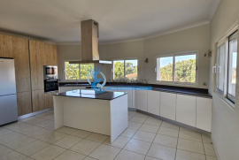 Villa with swimming pool located 100m from Palmares Golf and next to the estuary and beach
