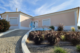 Villa with swimming pool located 100m from Palmares Golf and next to the estuary and beach