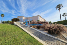 Villa with swimming pool located 100m from Palmares Golf and next to the estuary and beach