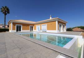 Villa with swimming pool located 100m from Palmares Golf and next to the estuary and beach