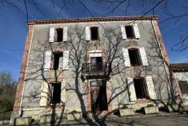 Toulouse red-brick country house with vast outbuildings.