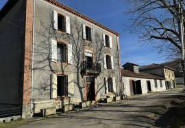Toulouse red-brick country house with vast outbuildings.