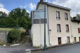 House by the river with vibrant town facilities just a 10 minute walk