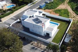 4 Bedroom villa with pool for sale near the beach of Porto de Mós