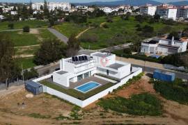 4 Bedroom villa with pool for sale near the beach of Porto de Mós