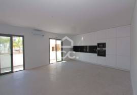 3 bedroom apartment in Pêra with lots of natural light, terrace with barbecue, pool and street views, 2 parking spaces