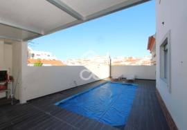 4 bedroom villa with pool and basement, located in Alcantarilha