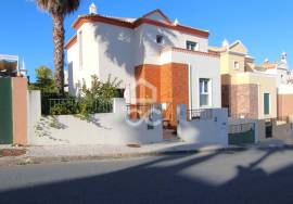 4 bedroom villa with pool and basement, located in Alcantarilha