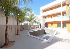 2 bedroom apartment in Pêra with lots of natural light, large balcony with barbecue and direct access to the pool.