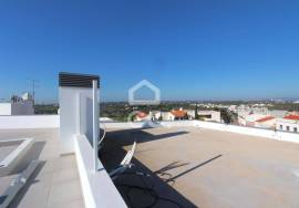3 bedroom apartment in Pêra with lots of natural light, exclusive terrace at the top with sea view.