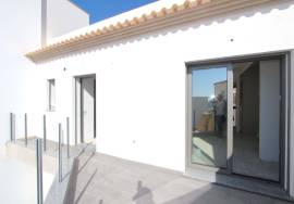 New 3 bedroom villa in Pêra, in a modern condominium with swimming pool with 2 box garages in the basement, in the picturesque village of Pêra, just 3K from Armação Beach and 5k from Salgados and Galé Beach.