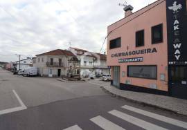 Commercial building with restaurant/barbecue area in Vila Nova de Anços. Commercial building with restaurant/barbecue area in Vila Nova de Anços.