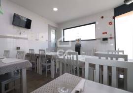 Commercial building with restaurant/barbecue area in Vila Nova de Anços. Commercial building with restaurant/barbecue area in Vila Nova de Anços.