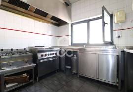 Commercial building with restaurant/barbecue area in Vila Nova de Anços. Commercial building with restaurant/barbecue area in Vila Nova de Anços.