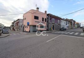Commercial building with restaurant/barbecue area in Vila Nova de Anços. Commercial building with restaurant/barbecue area in Vila Nova de Anços.