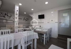 Commercial building with restaurant/barbecue area in Vila Nova de Anços. Commercial building with restaurant/barbecue area in Vila Nova de Anços.