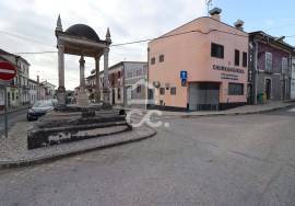 Commercial building with restaurant/barbecue area in Vila Nova de Anços. Commercial building with restaurant/barbecue area in Vila Nova de Anços.
