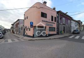 Commercial building with restaurant/barbecue area in Vila Nova de Anços. Commercial building with restaurant/barbecue area in Vila Nova de Anços.
