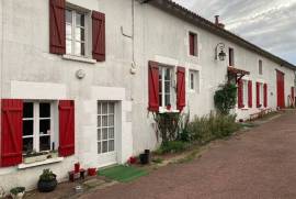 4 Bedrooms - House - Poitou-Charentes - For Sale