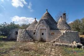 Interesting trullo with 3 cones and alcoves to restore