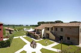 CDL9099 - Country house with pool, park and 3 ha of land bordering Lake Trasimeno