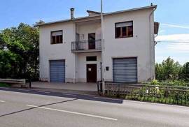 Casa con terreno e fondi in posizione centrale - Castiglion Fiorentino