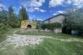 AZ215- 85 hectares vineyard with farmhouse, outbuildings and cave