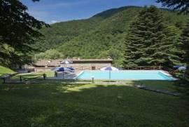 Country house Casali Le Isole immersed in tuscan nature with many rooms and swimming pool