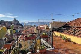 Apartment with large terrace with sea view located in the historic center of Lerici