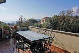 Independent apartment with large terrace overlooking the sea a short distance from San Terenzo