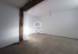 House with independent entrances, patio and backyard next to the center of the village of Avelar