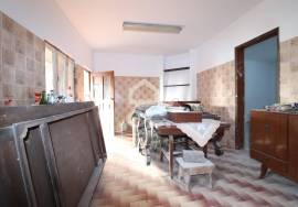 House with independent entrances, patio and backyard next to the center of the village of Avelar
