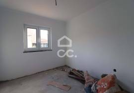 House with independent entrances, patio and backyard next to the center of the village of Avelar