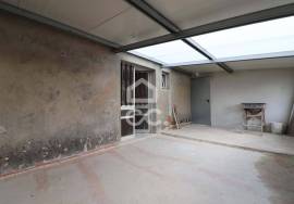 House with independent entrances, patio and backyard next to the center of the village of Avelar
