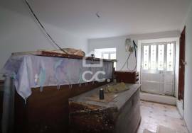 House with independent entrances, patio and backyard next to the center of the village of Avelar