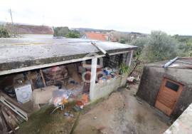 House with independent entrances, patio and backyard next to the center of the village of Avelar