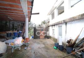 House with independent entrances, patio and backyard next to the center of the village of Avelar