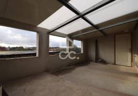 House with independent entrances, patio and backyard next to the center of the village of Avelar